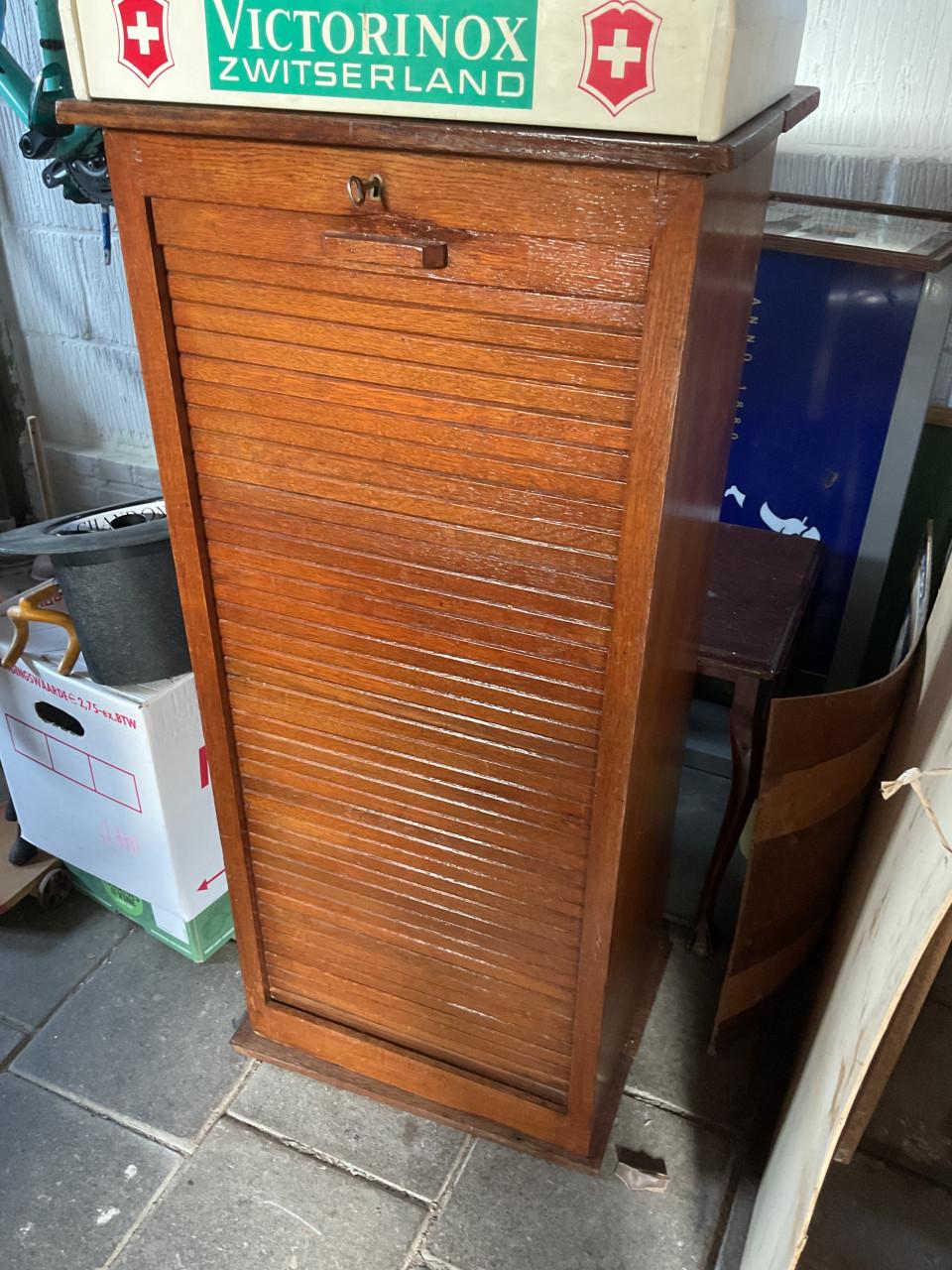 Ladenkast met roldeur