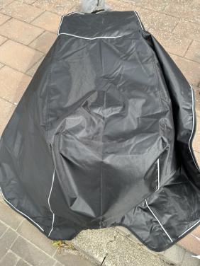 Regenhoes benen bij scooter gebruik