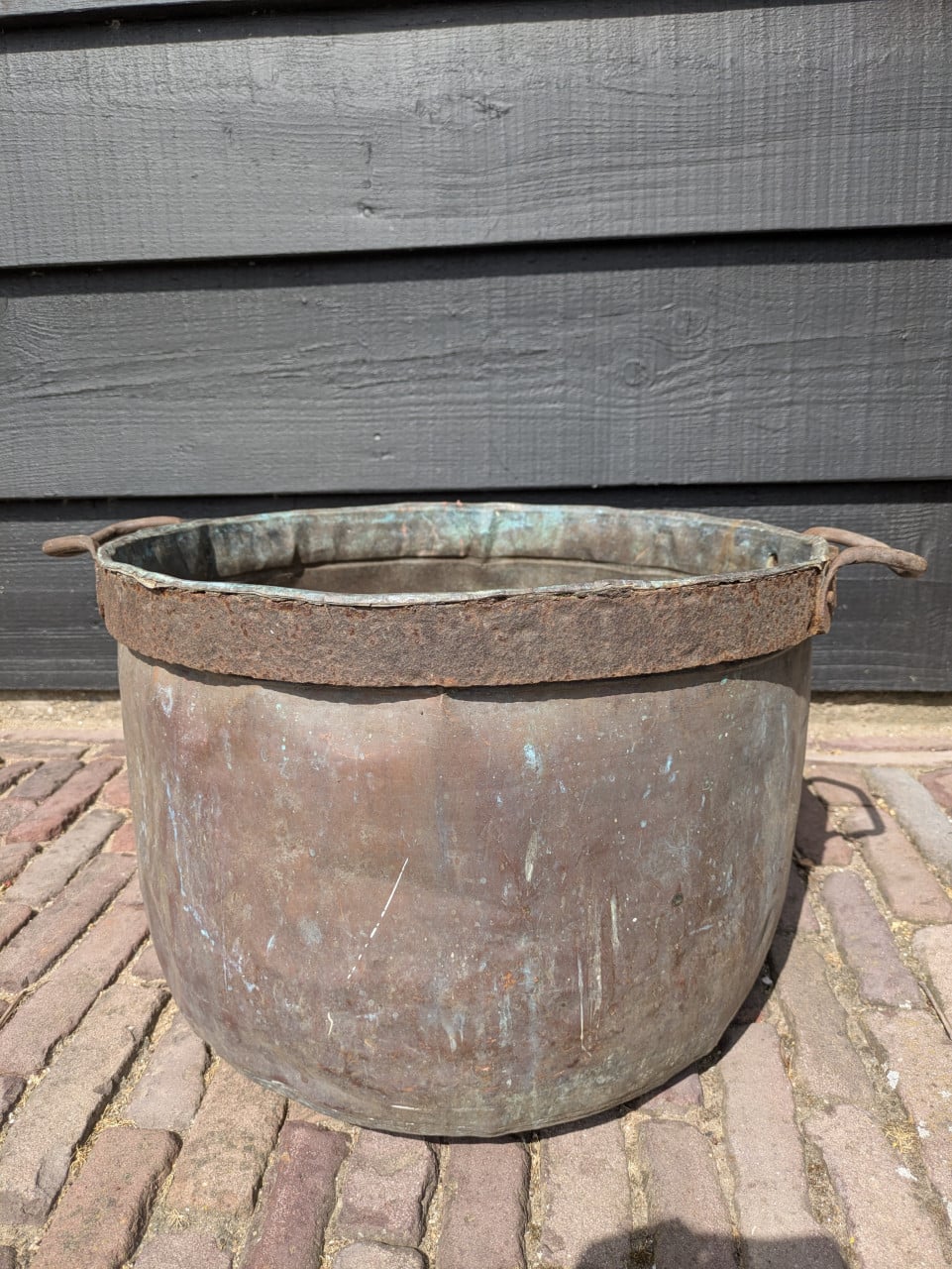 Heel veel grote bloempotten