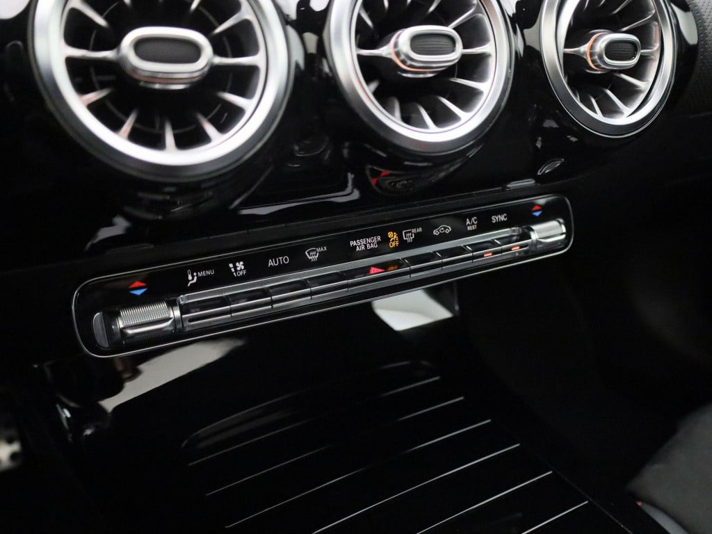 Mercedes-Benz Cla shooting brake 200 business solution amg | automaat | pan