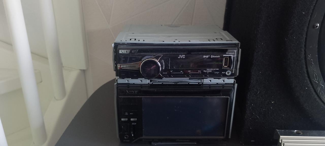 Subwoofer met 2 Radio's , condensator en kabels