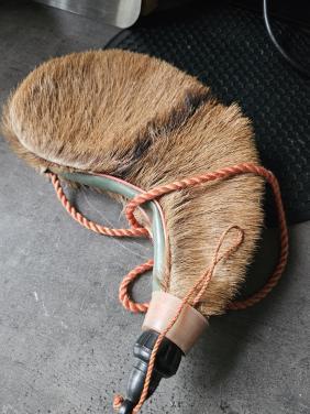 Mooie vintage drinkfles/veldfles, van leer en geitenvel..