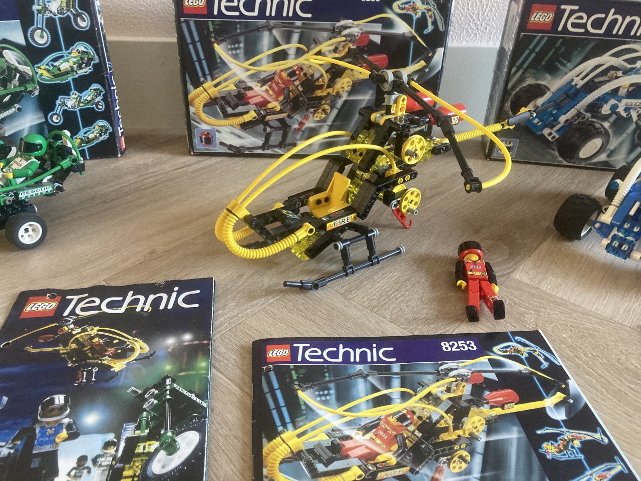 3 Lego technic sets met doos en met boekjes