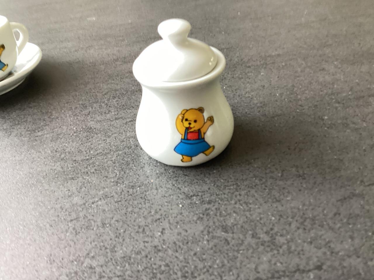 Oude Kinderserviesje. Beertjes.