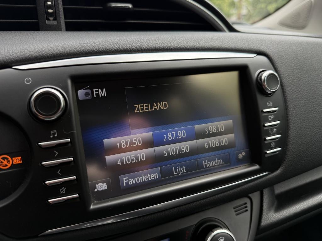 Toyota Yaris 1.5 hybrid - luxe y20 uitvoering - parelmoer wit -