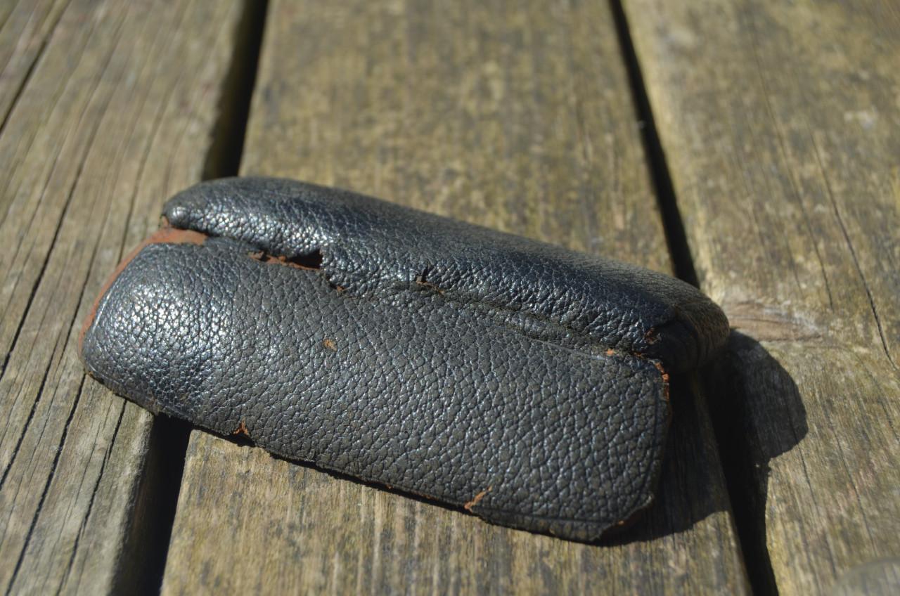 Antiek brilletje 'pince-nez' + etui in matige staat.