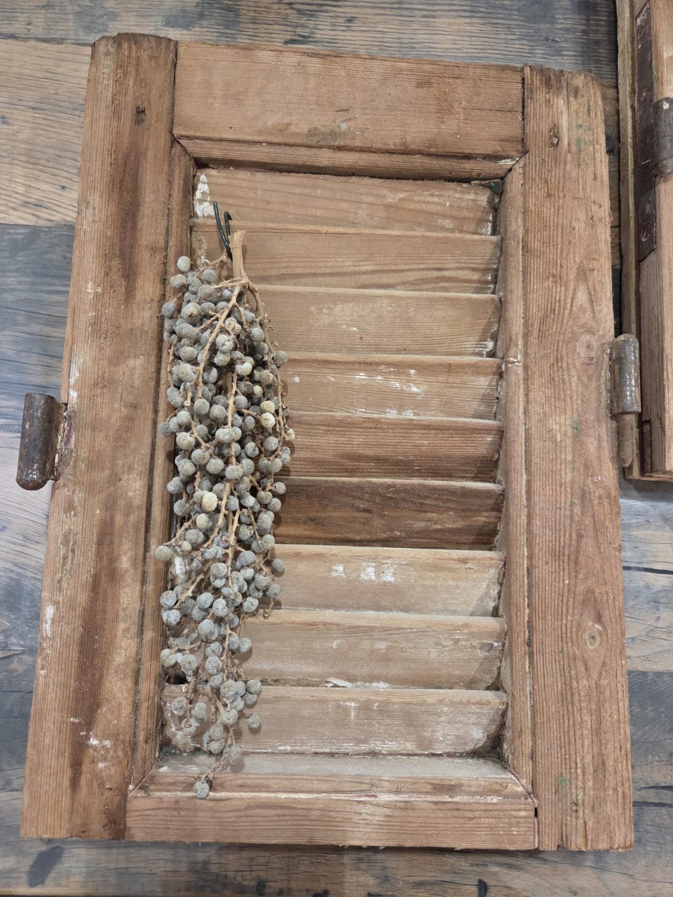 2 mooie houten louvredeurtje, houten schaal. De conditie is in nieuwstaat