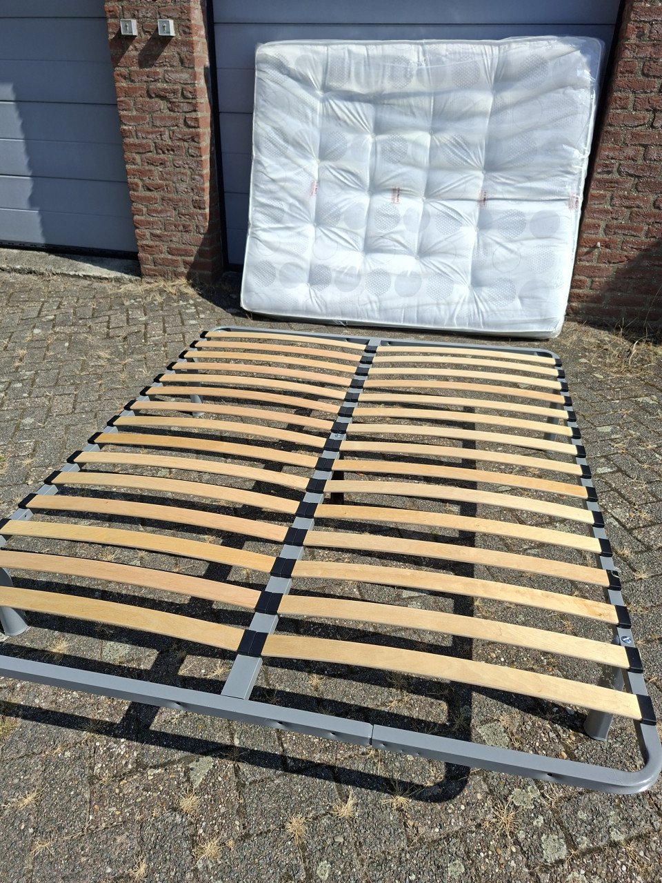 Stalen bedframe met lattenbodem ( incl. matras).