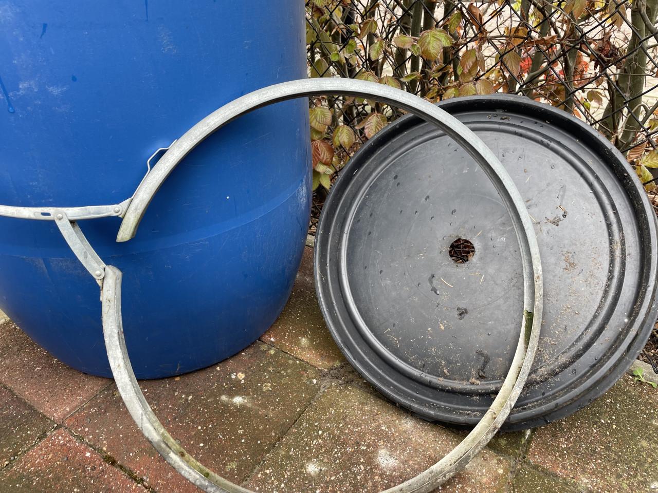 6x Eenmalig gebruikte Degelijke Tonnen met Deksel en evt Klem