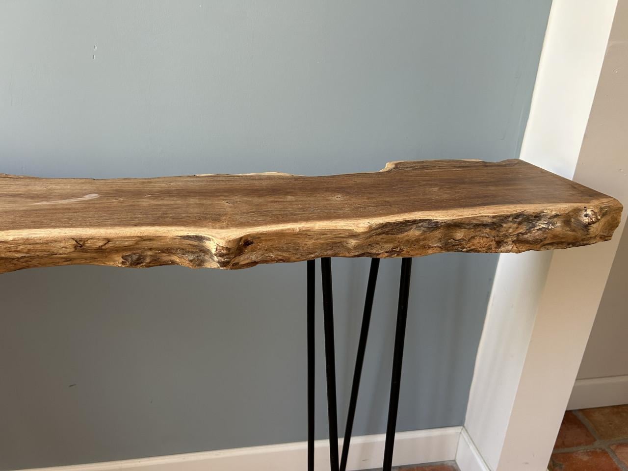 Unieke teakhouten sidetable met haarspeldpoten