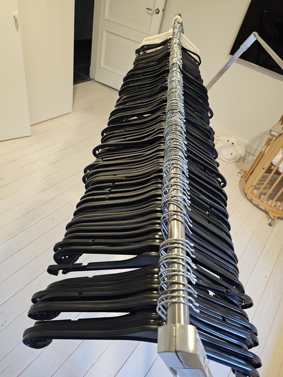 150 stevige kunstof kledinghangers