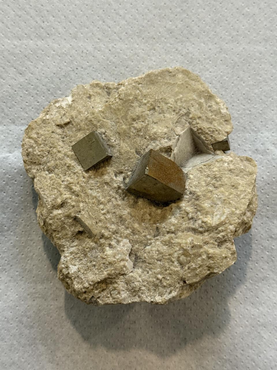 Mineralen: pyriet op matrix