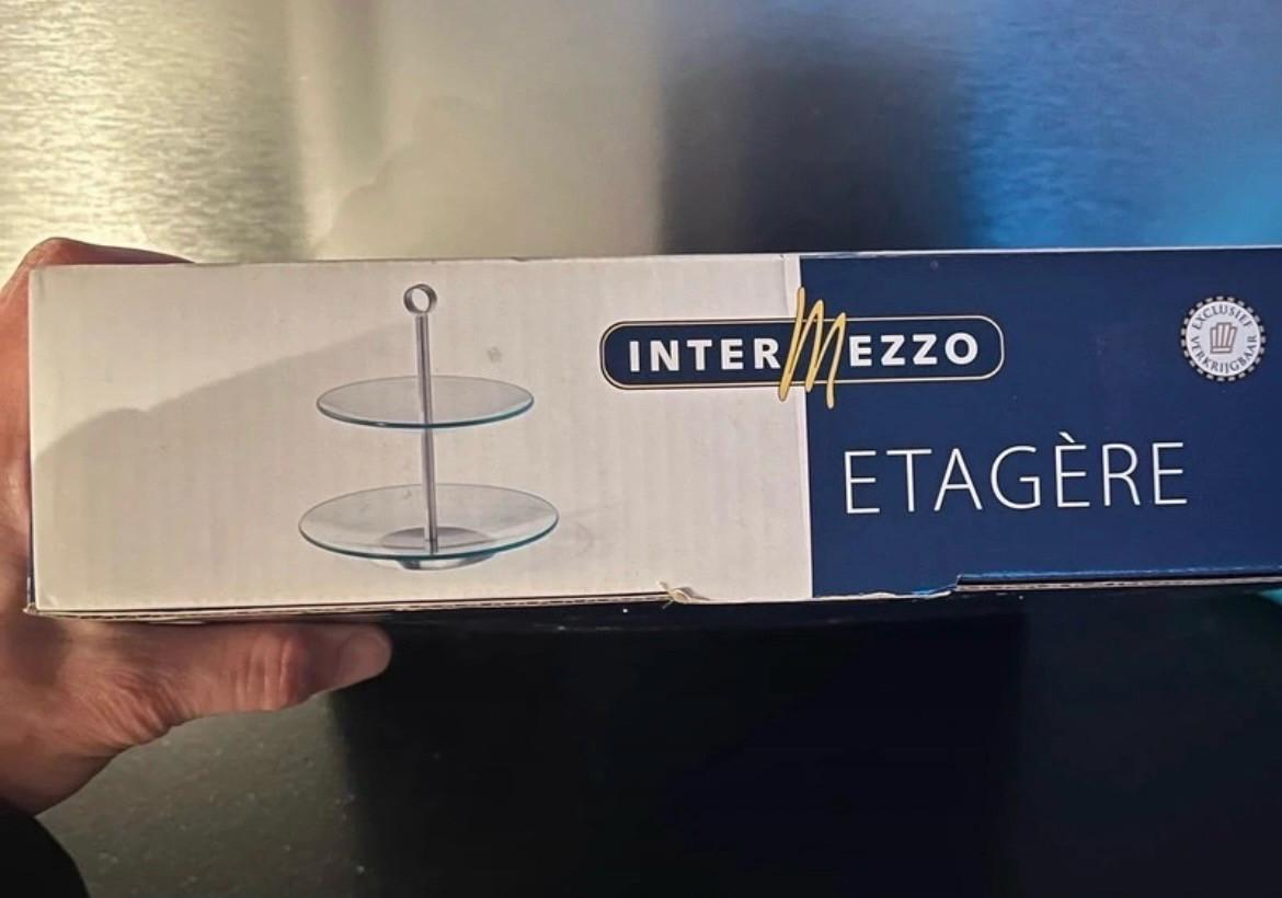 Etagère. Nieuw in de doos. nooit gebruikt.