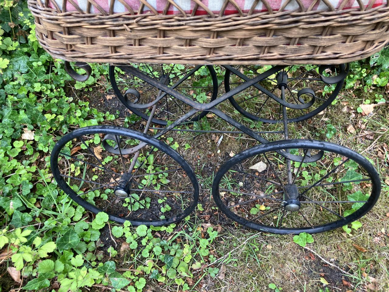 Schattige poppenwagen met pop