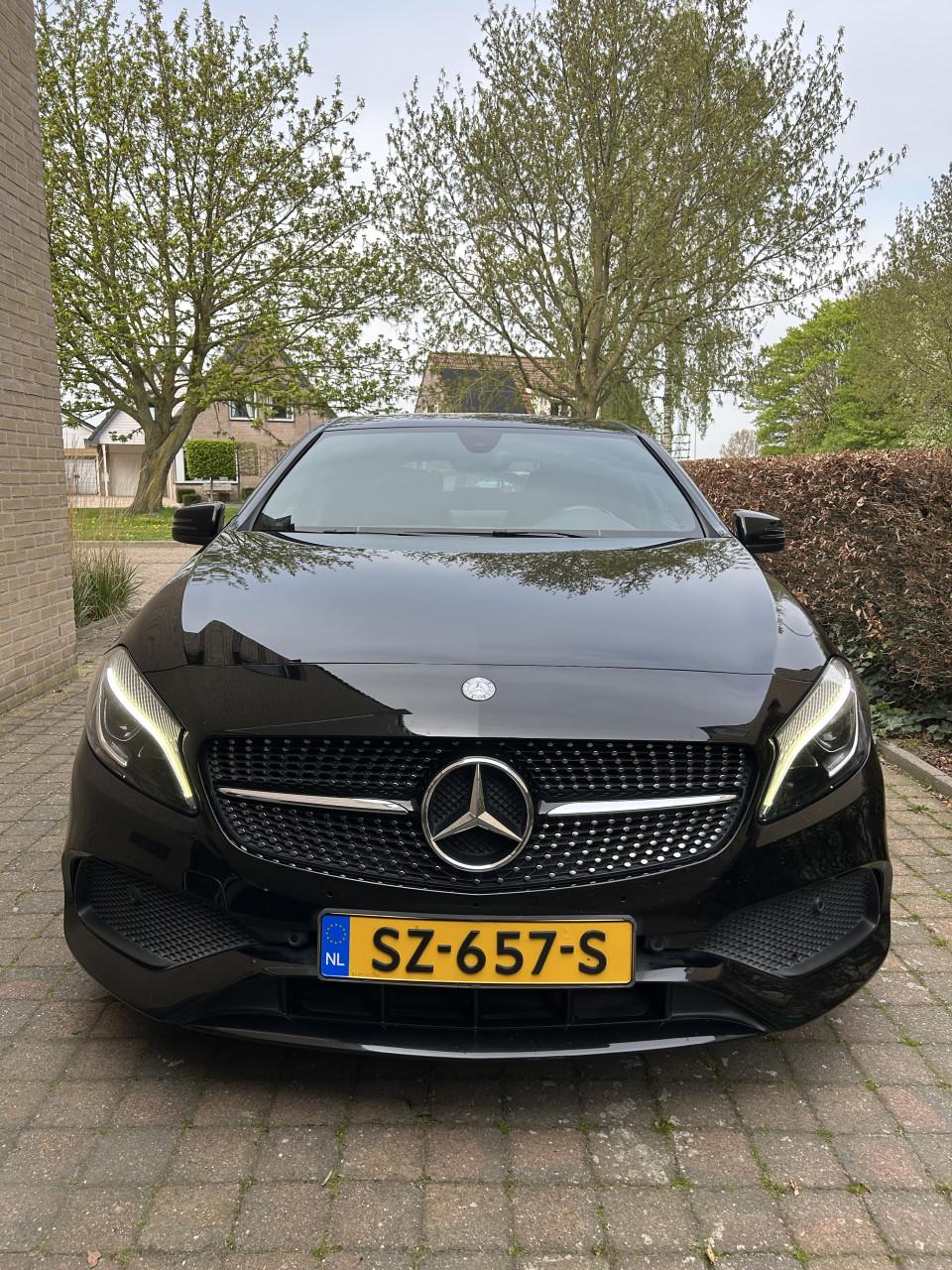 Mercedes-Benz A-Klasse A180 1.6 Blue Efficiency 2017 AMG-line zwart