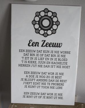Metalen tekstbord tekst over een zeeuw
