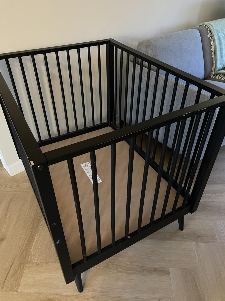 Box zwart met matras en boxkleed