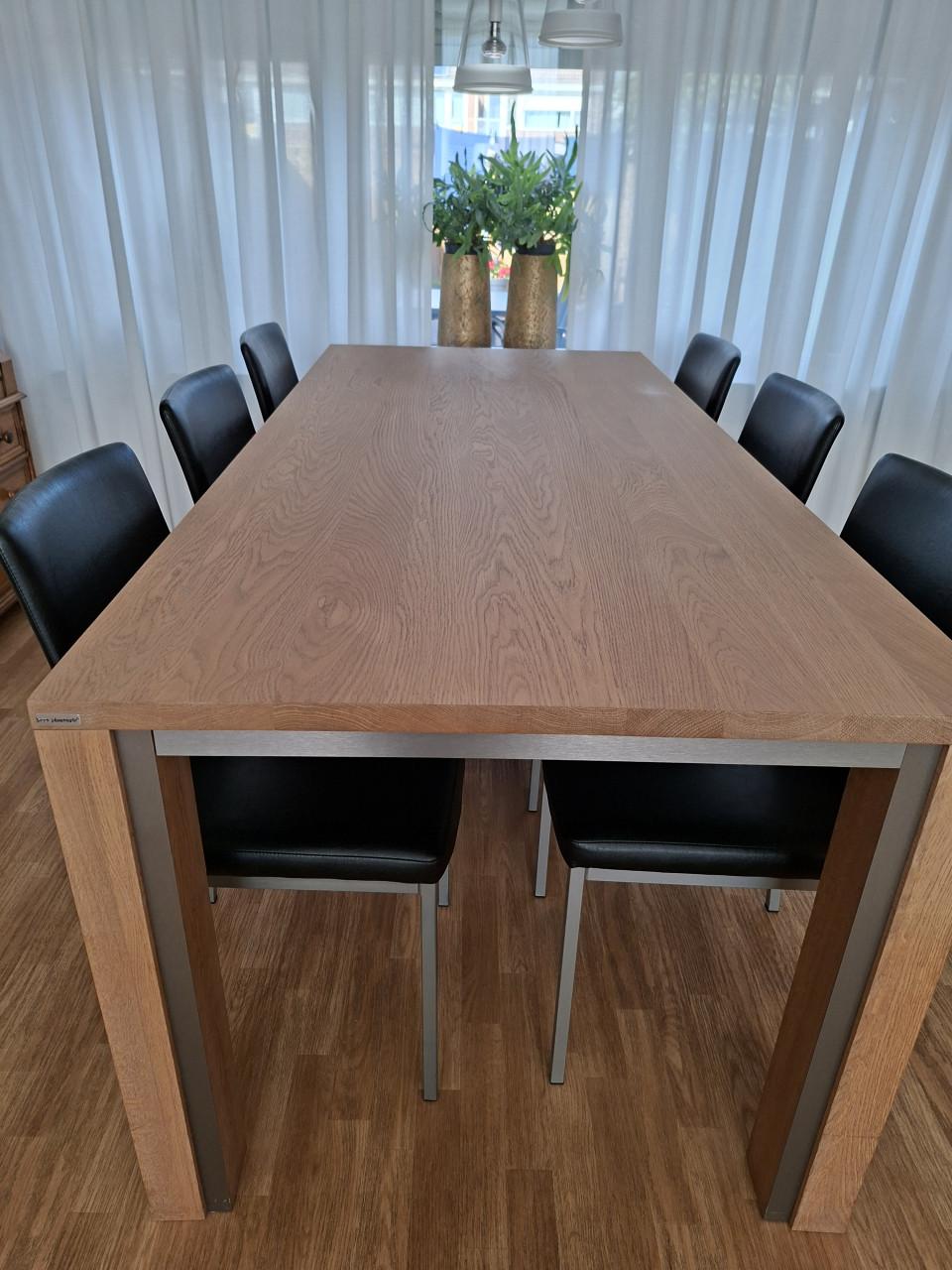 Eetkamertafel met 6 stoelen..