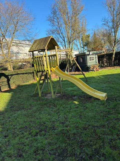 Schommel met glijbaan gratis op te halen