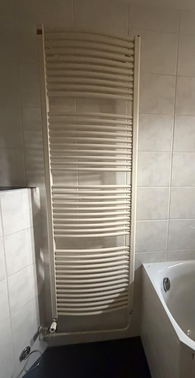 Witte handdoekradiator voor badkamer
