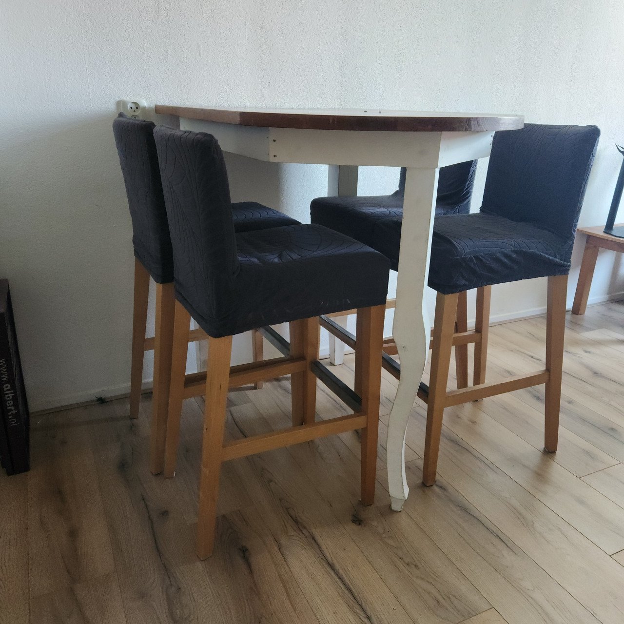Hoge eettafel met 4 stoelen.