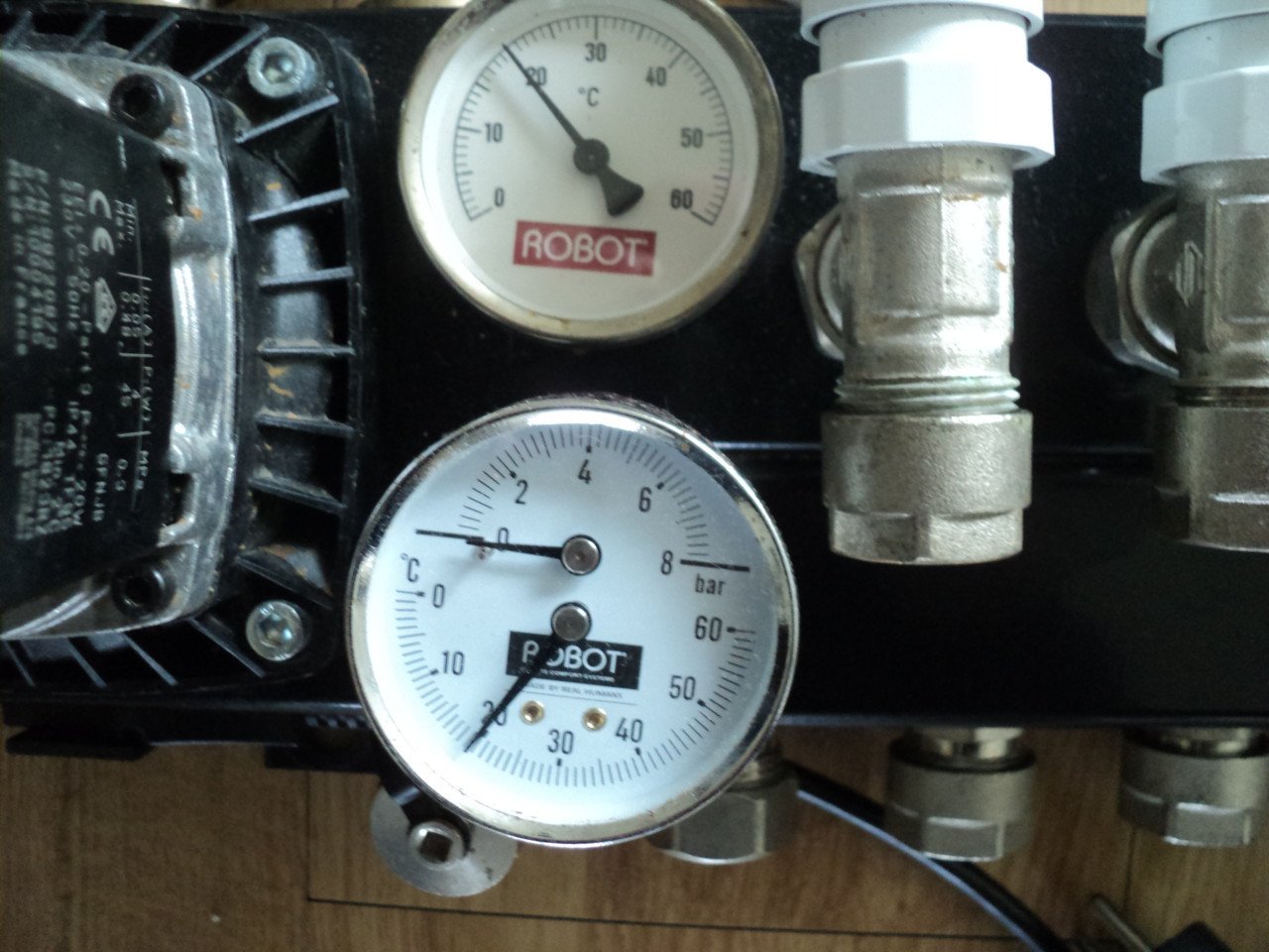 Vrijwel nieuwe 8 groep verdeler vloerverwarming ENERGI ZUINIG +