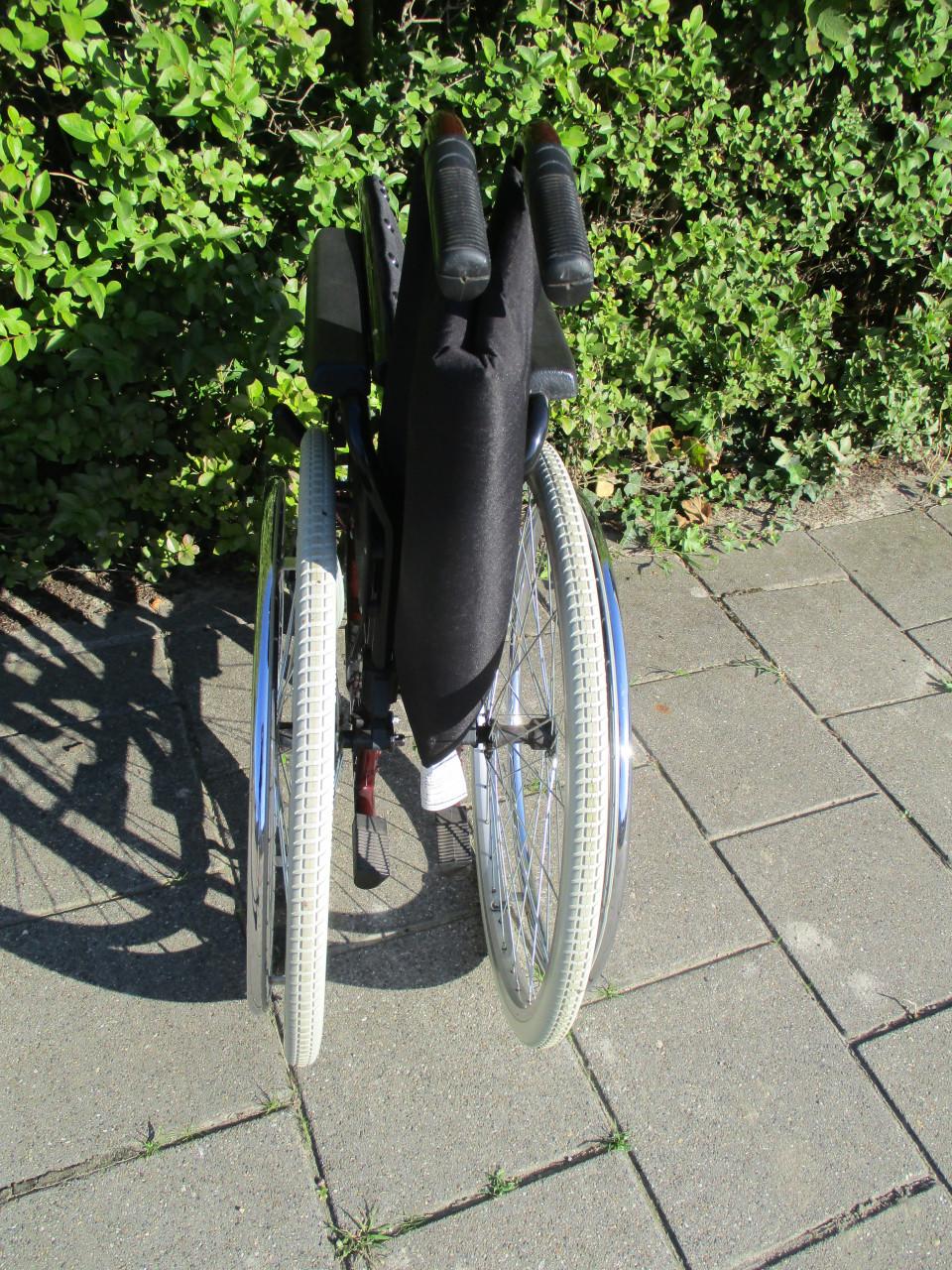 Te koop rolstoel met voet EN beensteunen