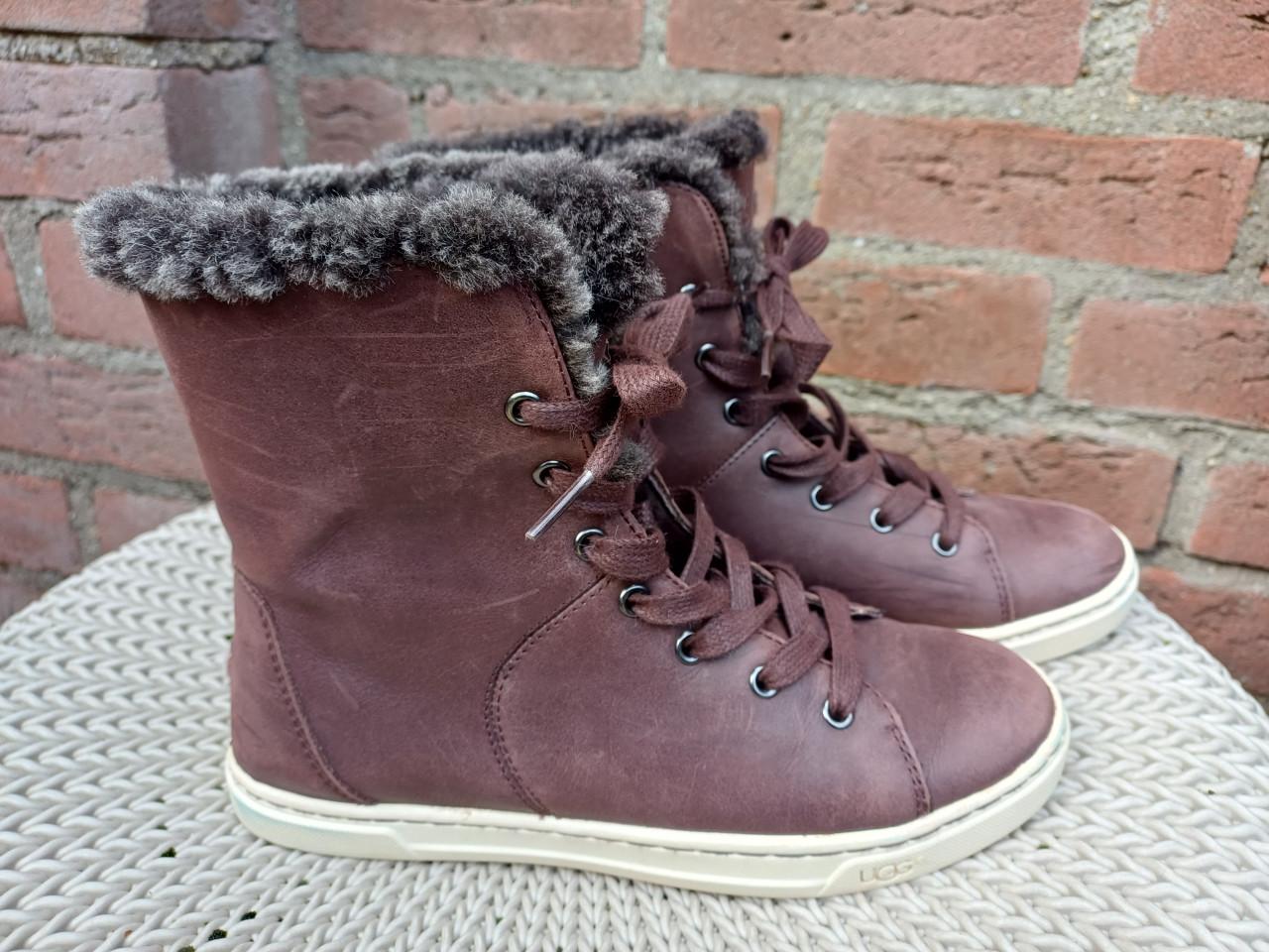 Leuke UGG's: gevoerde halfhoge veter laarsjes (bruin) maat 37