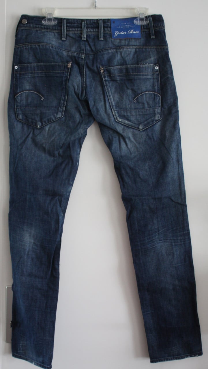Donkerblauwe spijkerbroek met zakken op de broek maat 30-32