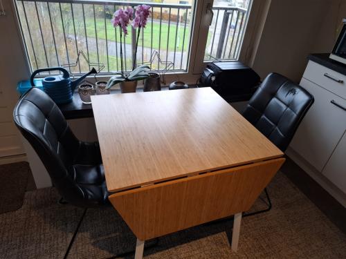 Keukentafel en 2 stoelen