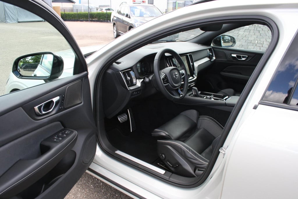 Volvo V60 2.0 t6 recharge awd r-design