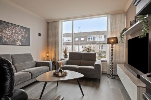 Aangeboden mooie hangmeubelen