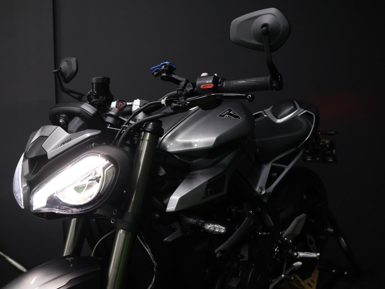 STREET TRIPLE RS | Silver ice