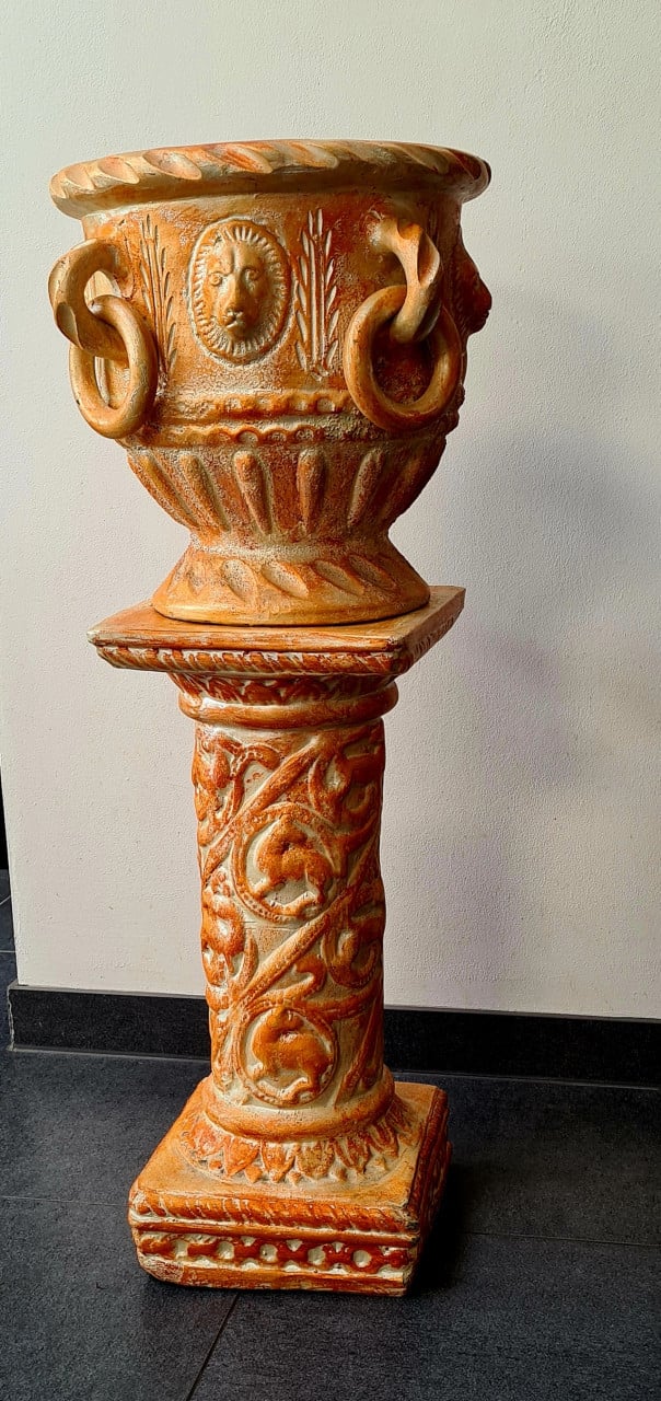 Antieke terrakleurige bloempot op zuil, 86 cm hoog