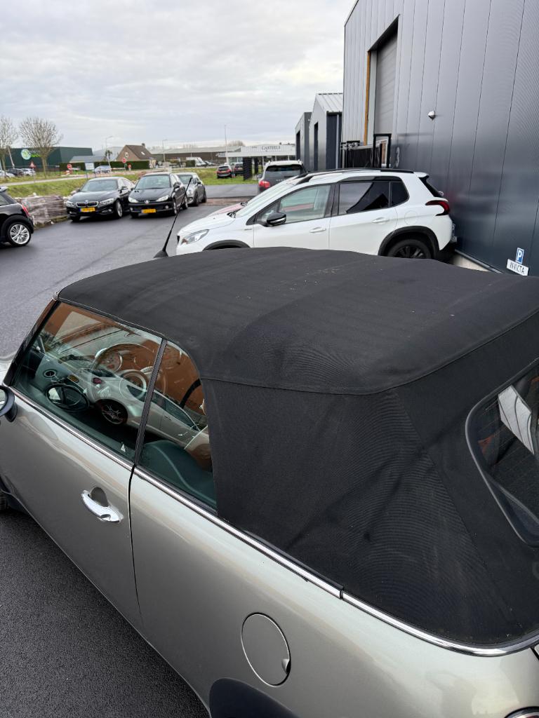 Mini Cooper Cabrio 1.6 - sidewalk