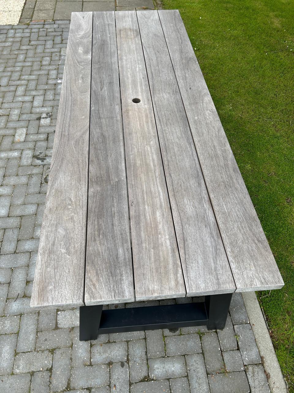 Padoek hardhouten tuintafel met stalen onderstel