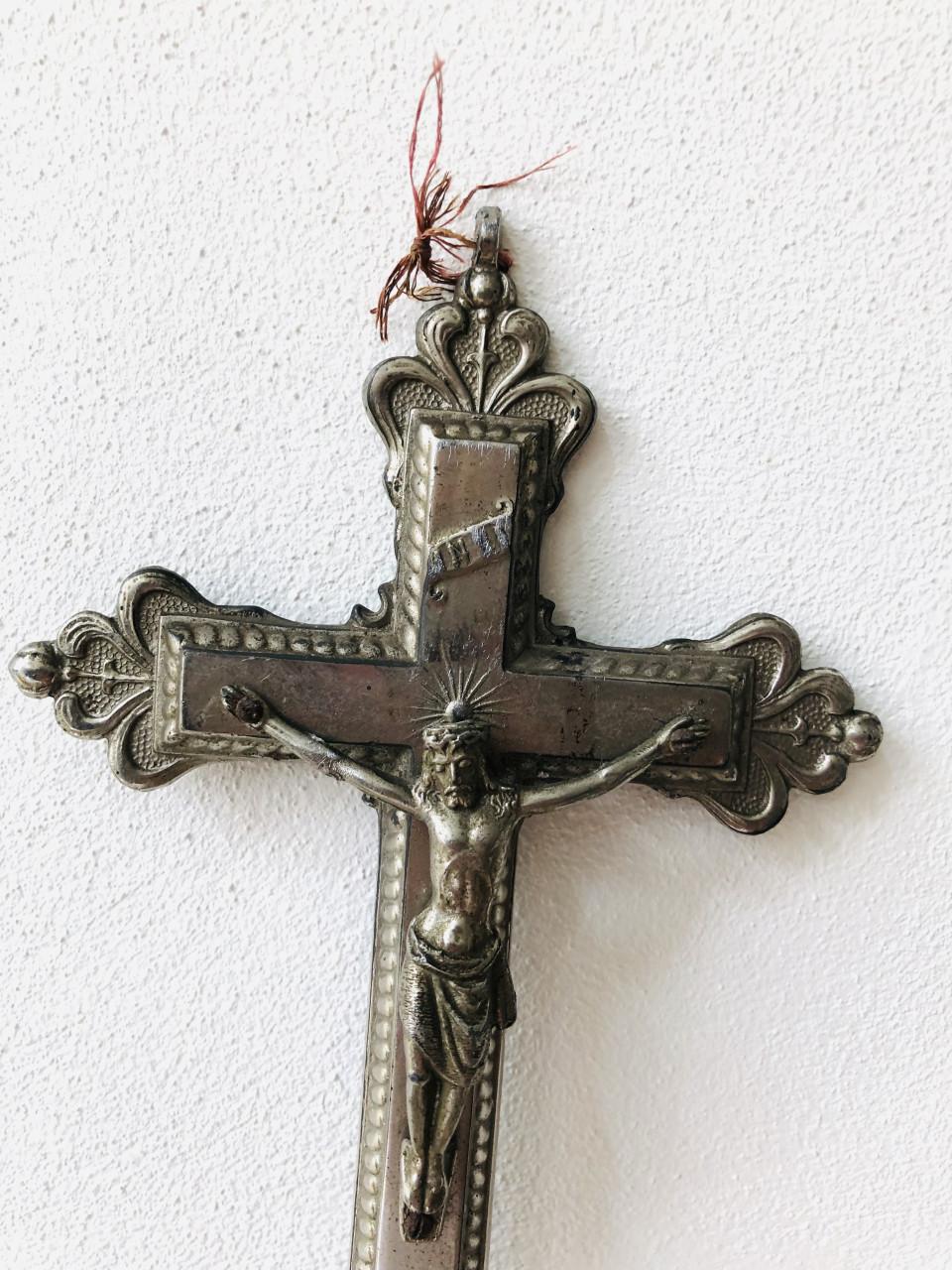 Mooie gedetailleerde metalen brocante crucifix / kruisbeeld