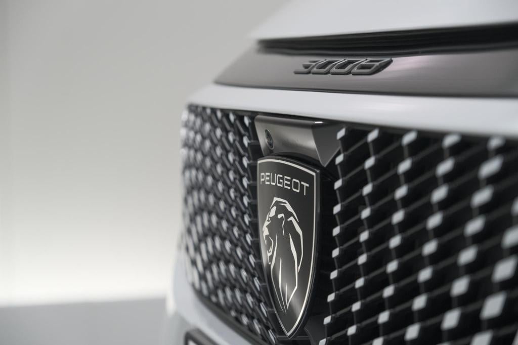 Peugeot 3008 1.2 hybrid 136 gt | panoramadak | focal audio | alcantara exec
