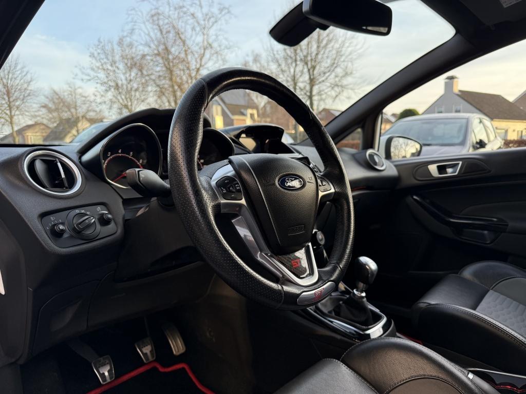 Ford Fiesta 1.6 st // nieuwe motor + koppeling, distributie en grote beurt 