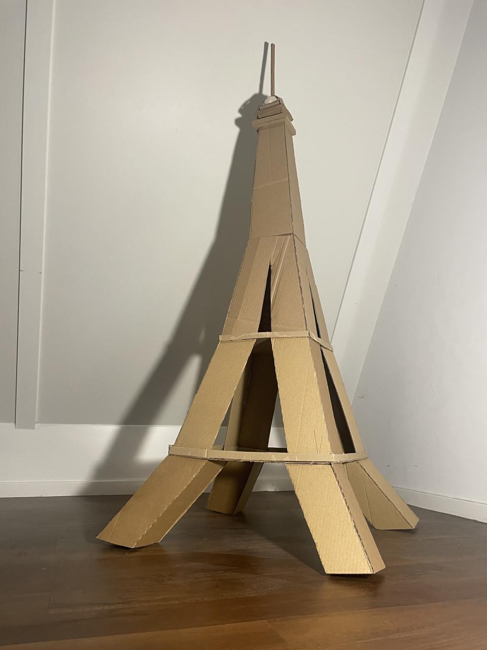 Eifeltoren van stevig hergebruikt karton