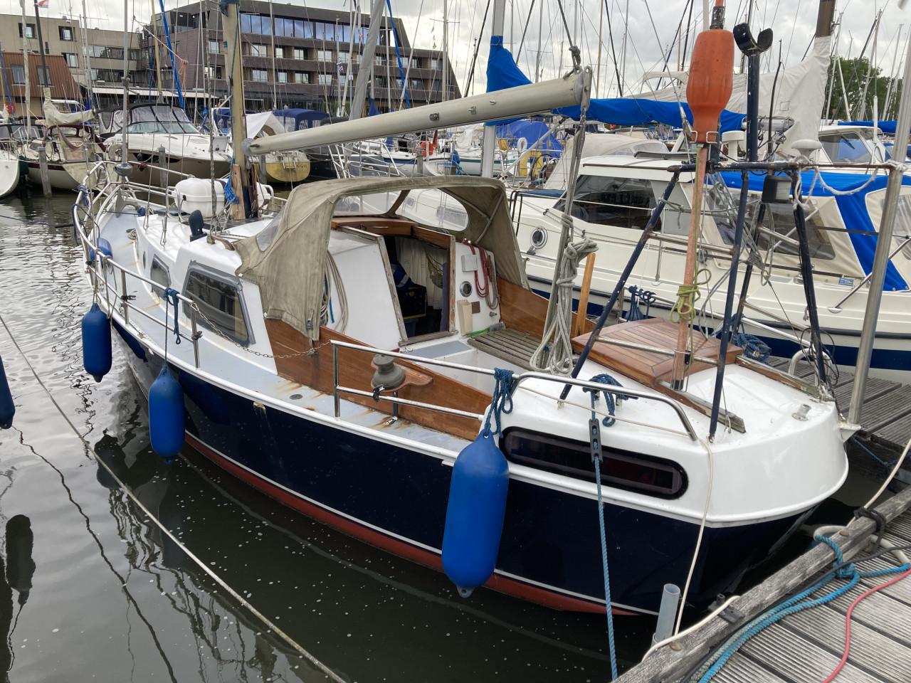 Zeilboot met strijkbare mast