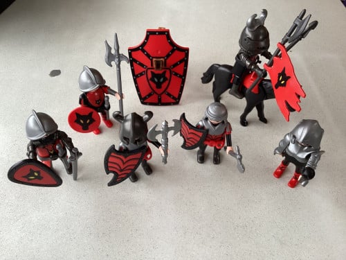 13 Playmobil ridders, paard en toebehorem