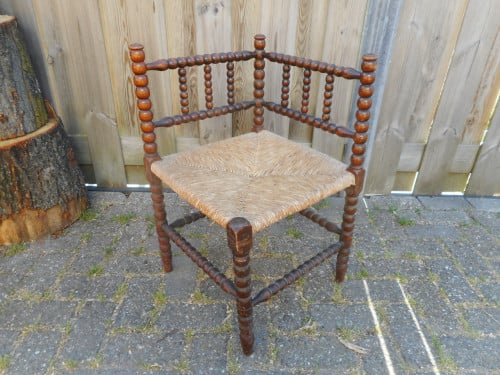 Oud hoek stoeltje