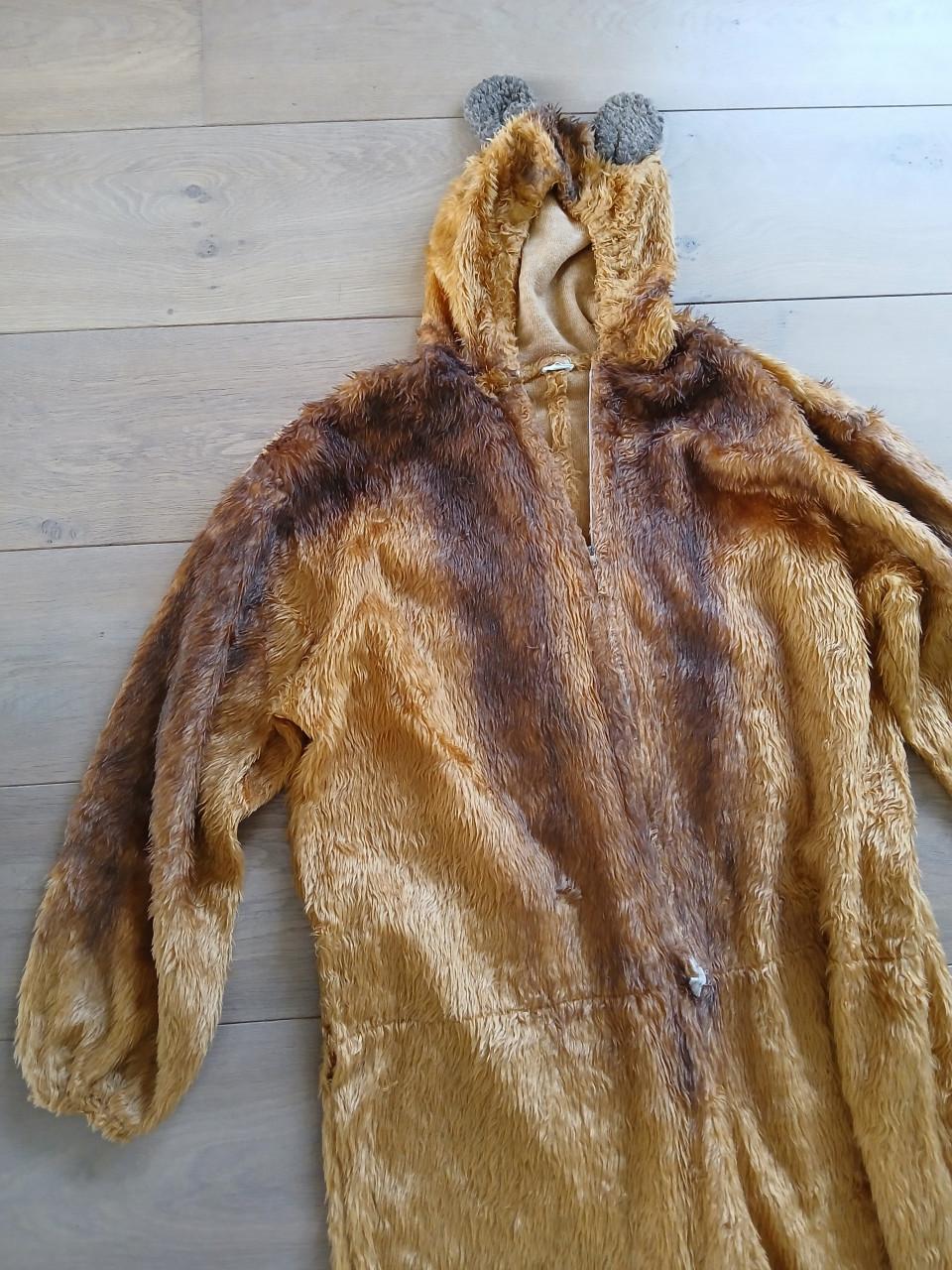 Carnavalskleding veschillende maskers en een pak