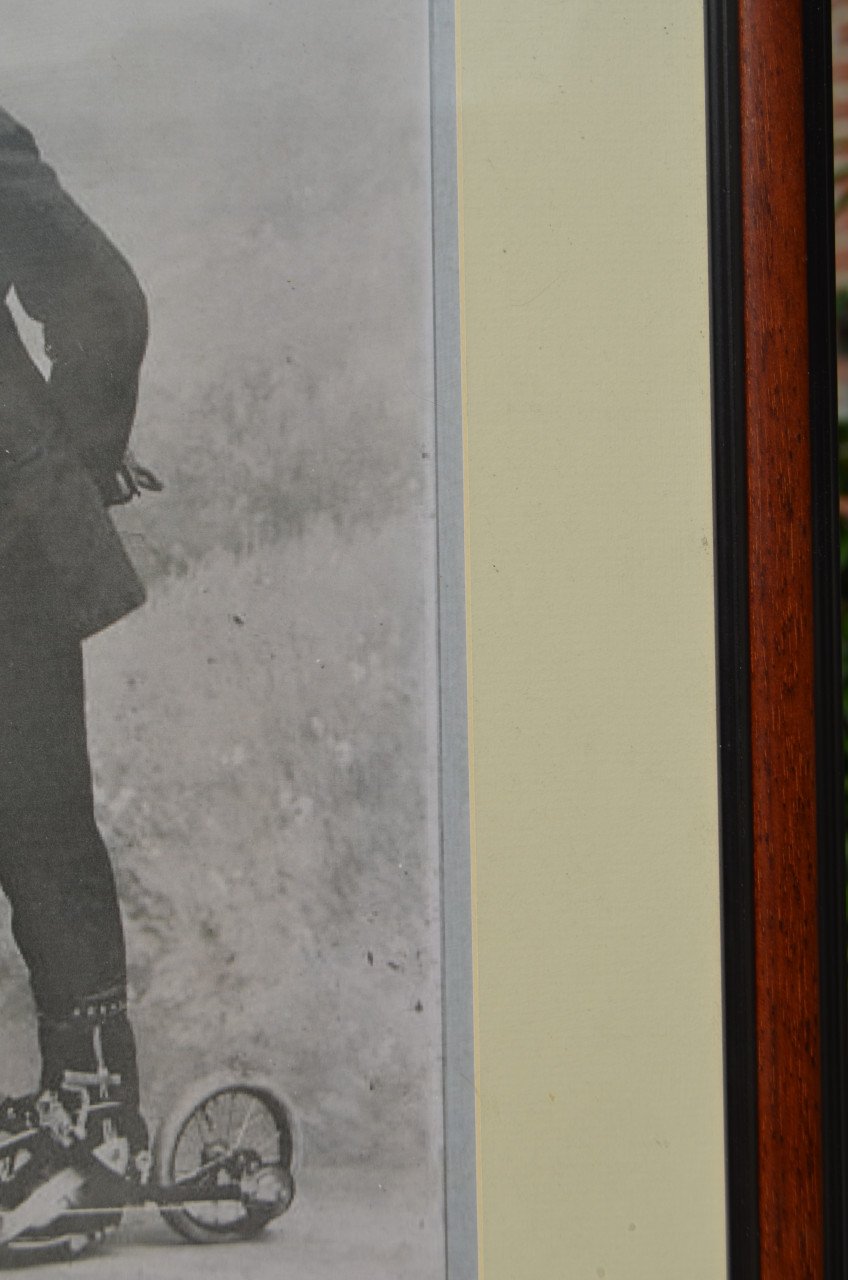 Gekke oude foto van een 'Skater' avant la lettre 1910