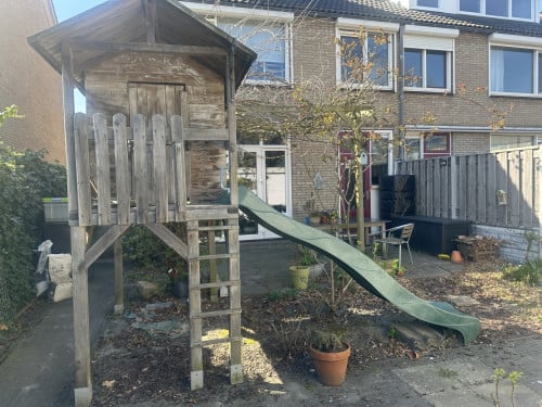 Speelhuisje met glijbaan