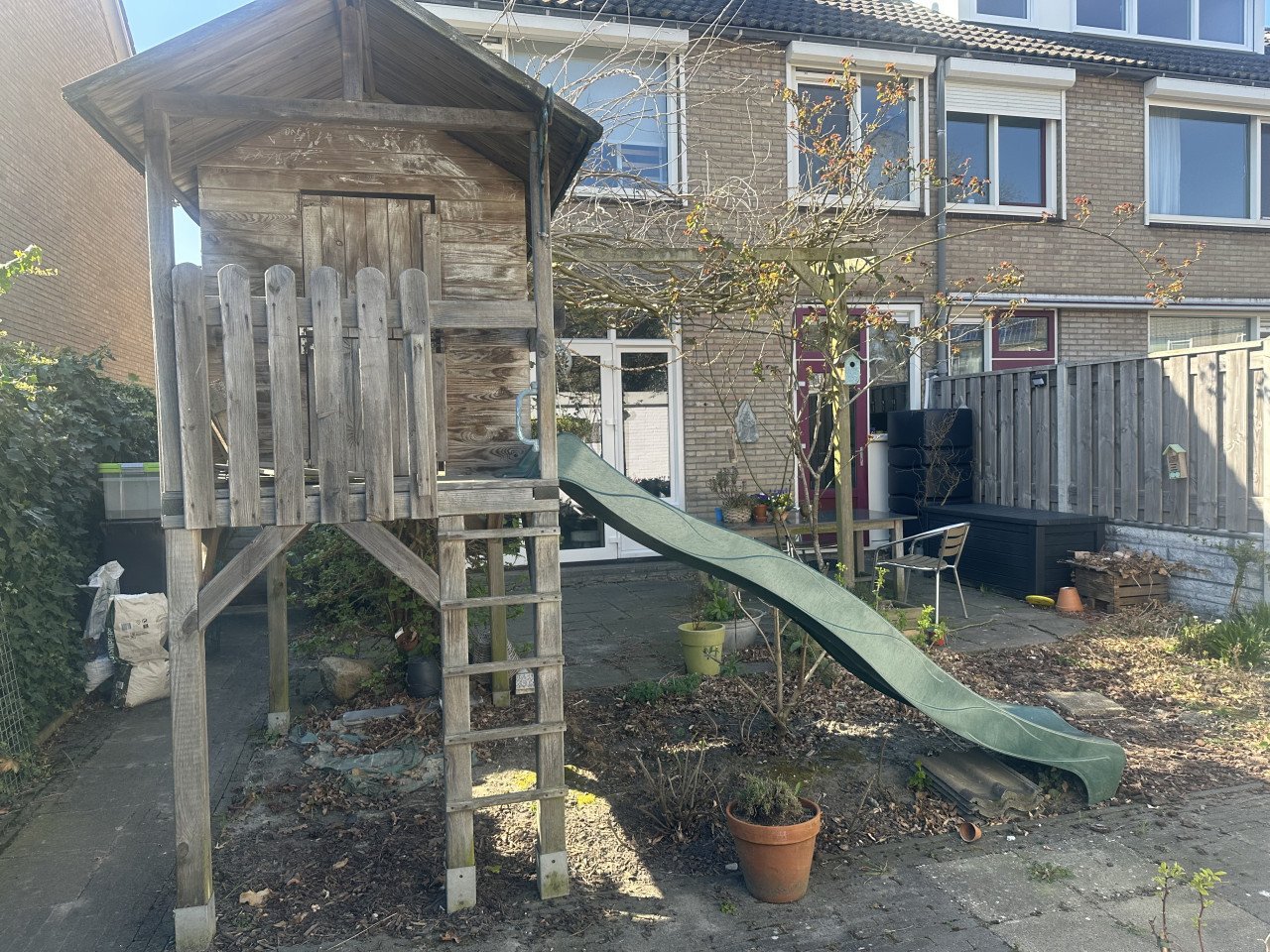 Speelhuisje met glijbaan