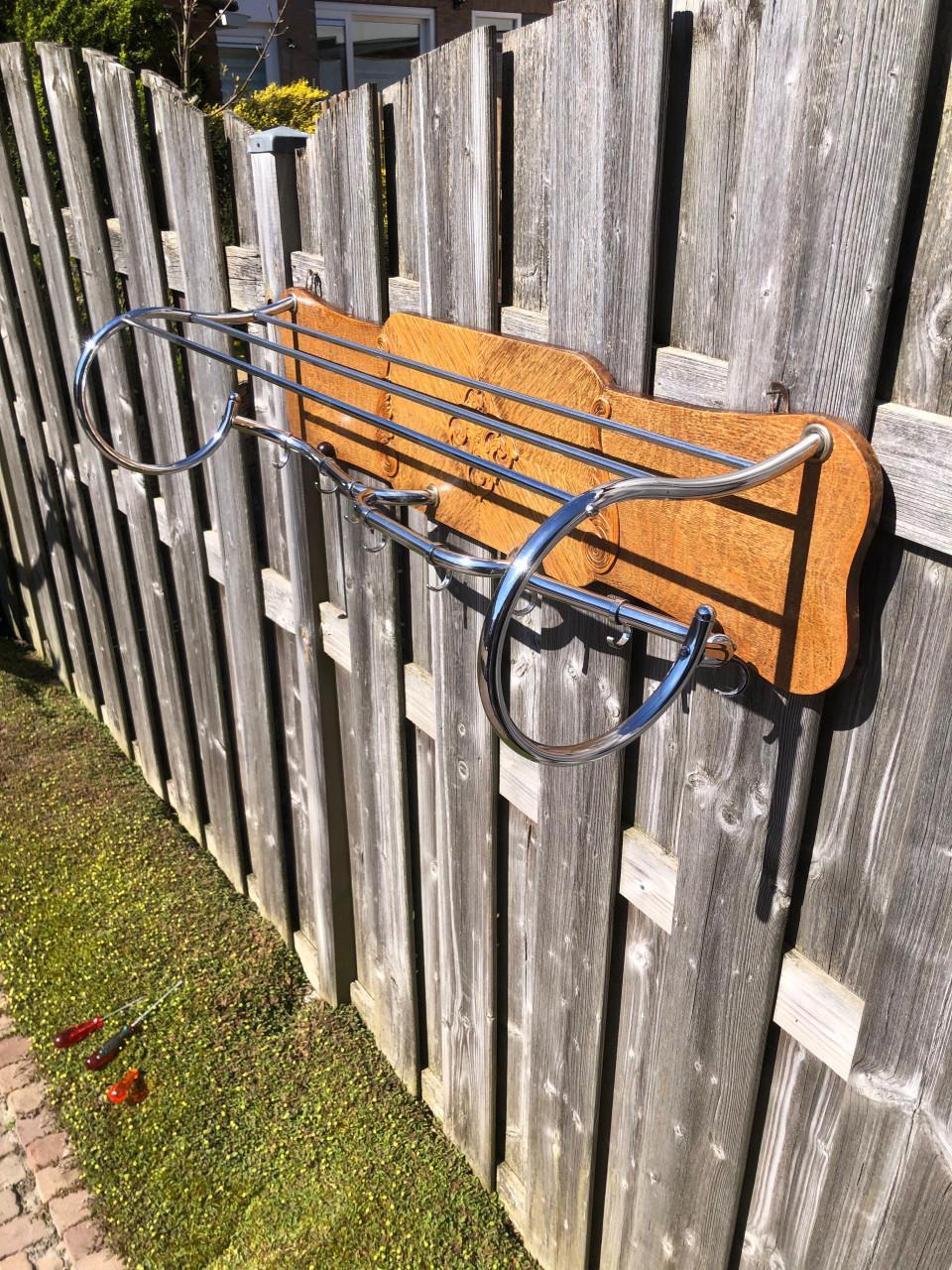 Vintage eikenhouten wandkapstok met chromen stangen en haken