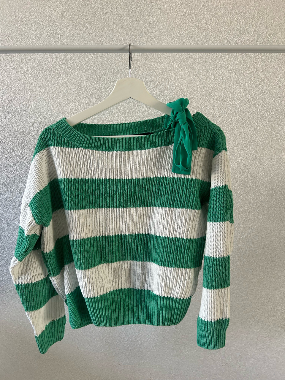 Groen/ wit gestreepte trui M