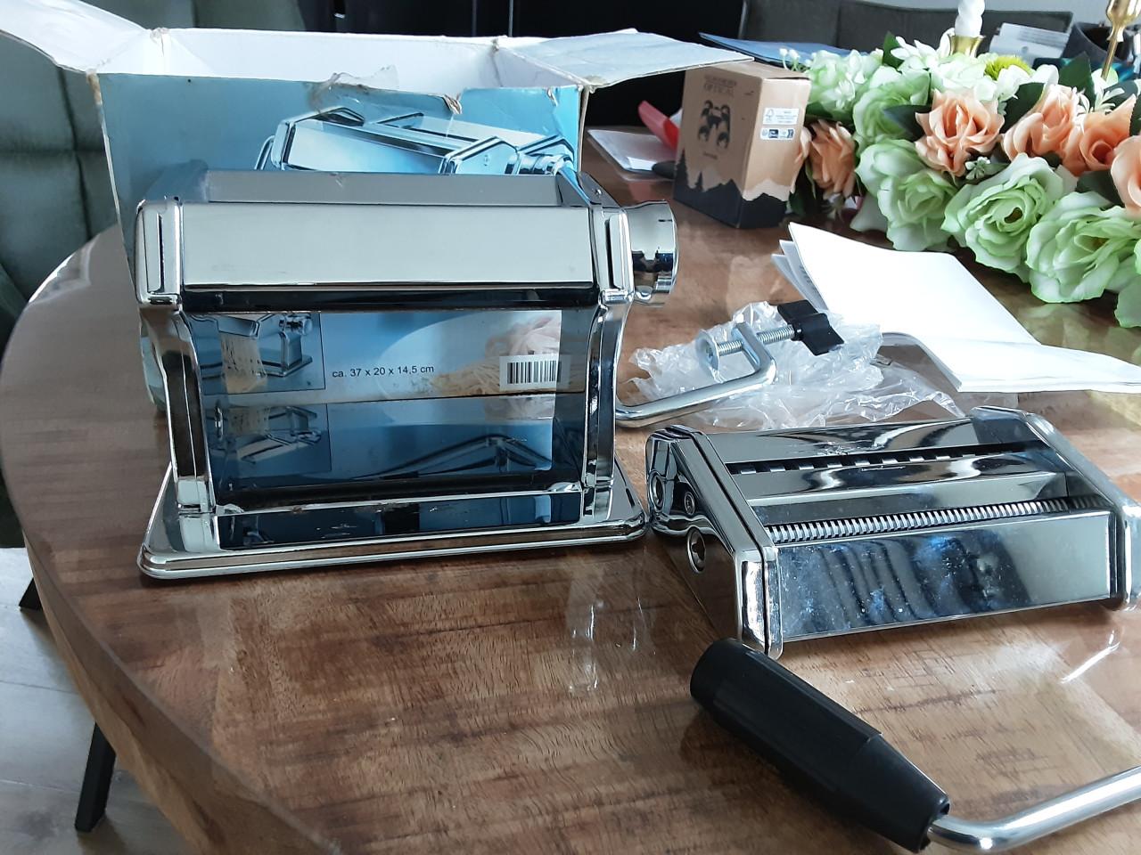 Pasta machine met kleine  beschadiging